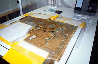 Abb. 2: Partielles Aufdecken des Laminats zum Ausrichten und Glätten des befeuchteten textilen Objekts